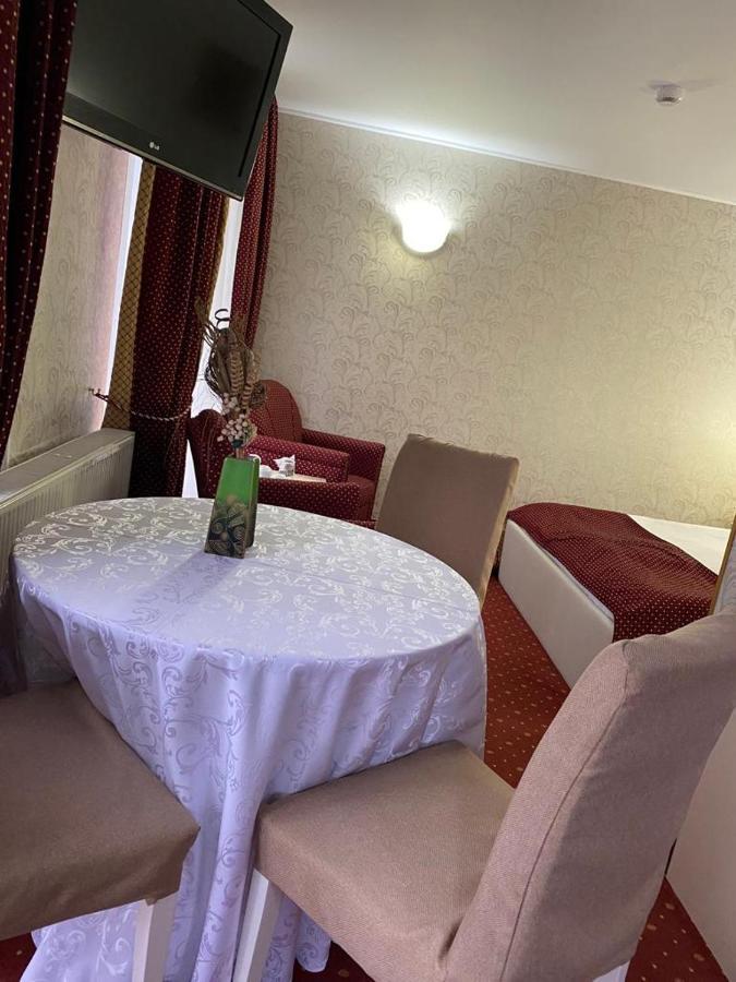 Hotel Miraj - Restaurant & Sauna & Biliard Poiana Brasov Exteriör bild