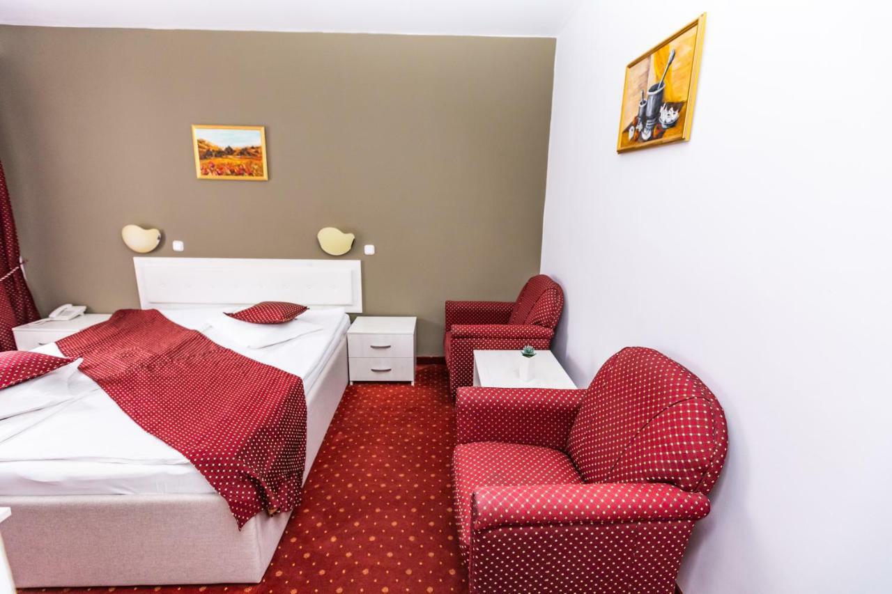 Hotel Miraj - Restaurant & Sauna & Biliard Poiana Brasov Exteriör bild