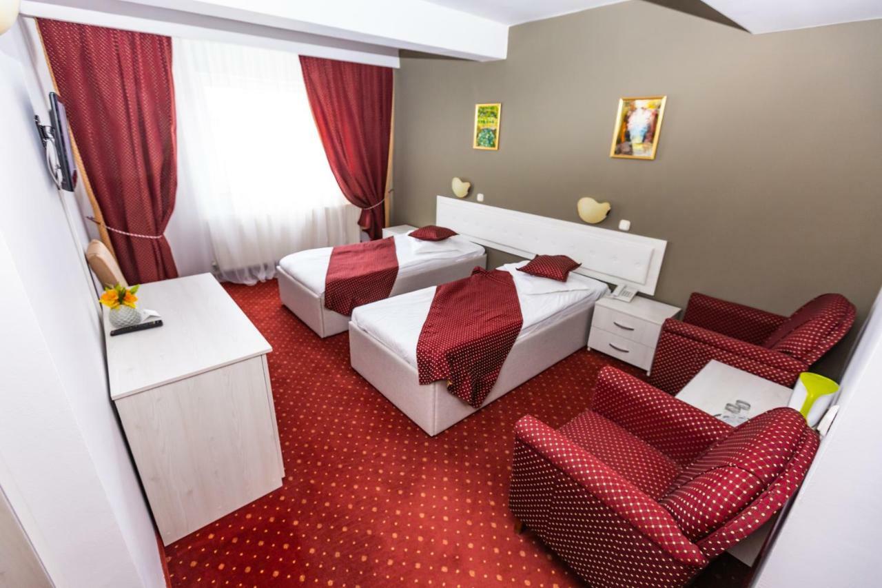 Hotel Miraj - Restaurant & Sauna & Biliard Poiana Brasov Exteriör bild